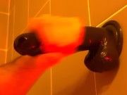 Je me branle en suçant comme un dingue un gros gode noir pour la première fois