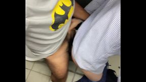 O funcion&aacute_rio do escrit&oacute_rio n&atilde_o tem escolha a n&atilde_o ser, d&aacute_ o cuzinho para o novo funcion&aacute_rio contratado, que j&aacute_ conhecia sua vida antes da empresa.