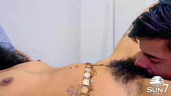 O chakra do sexo estava impregnado no quarto, ele n&atilde_o resistiu e fodeu a bucetinha peluda