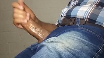 YURI GA&Uacute_CHO - PE&Atilde_O TOCANDO PUNHETA NA PAUSA DO TRABALHO - BRAZILIAN BEAR XXL COCK BIG CUMLOAD