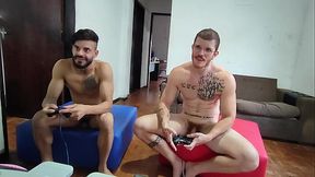 Carmona e Hisak jogando video game valendo o toba