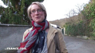 Reife vollbusige Schlampe in Strümpfen und Brille wird anal gefickt