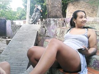 me encanta que me coman la pussy en publico