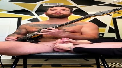 Trend : Str8 Playing The Guitar Without Throwing Milk   Brazil