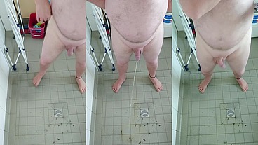 Nacktes Urinieren in der dreckigen Dusche