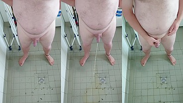 Nacktes Urinieren in der dreckigen Dusche