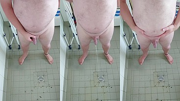 Nacktes Urinieren in der dreckigen Dusche