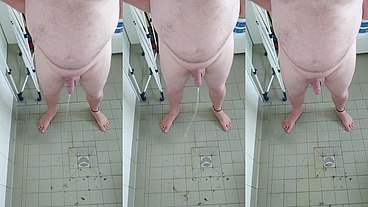 Nacktes Urinieren in der dreckigen Dusche