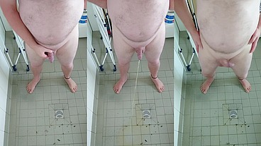 Nacktes Urinieren in der dreckigen Dusche