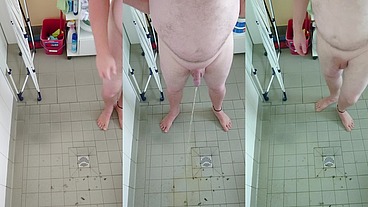 Nacktes Urinieren in der dreckigen Dusche