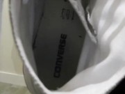 Je sniff mes converse. Viens