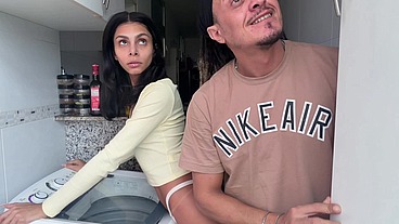 Magrinha bucetuda foi a lavanderia só de calcinha me deixando com muito tesão, não aguentei fodemos ali mesmo