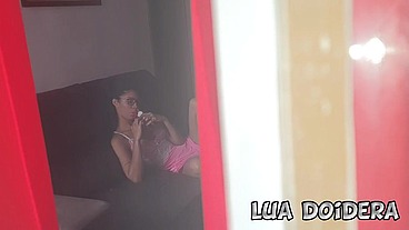 Lua Doidera em enteada sendo gravada pelo padrasto brincando com bichinho de pelucia na sala - casaldoidera