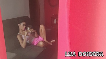 Lua Doidera em enteada sendo gravada pelo padrasto brincando com bichinho de pelucia na sala - casaldoidera
