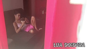 Lua Doidera em enteada sendo gravada pelo padrasto brincando com bichinho de pelucia na sala - casaldoidera