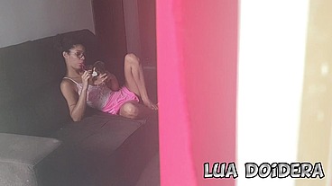 Lua Doidera em enteada sendo gravada pelo padrasto brincando com bichinho de pelucia na sala - casaldoidera