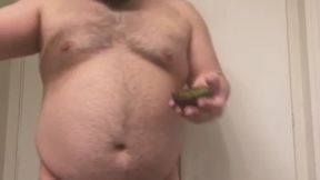 Bearbellybara eats avocado