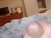 Appena sveglio mi masturbo con la mia figliastra troia