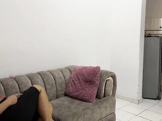 Me llego el rumor que mi hermanastro tienen una enorme verga... y lo comprobe mientras estabamos solos en casa.