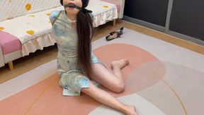 Wearing blue cheongsam, playing European straight buttocks and binding with five flowers