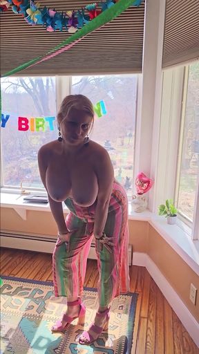 Sexy ONLYFAN Mature MOMMY Shows your her BIG TITS COMPILATION