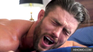 Oral seks, korunmasız seks, anal seks, öpüşme, kaslı erkekler – Cade Maddox ve Ryan Rose, devasa penisleriyle anal seks yapıyorlar.