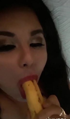 Miss Madii banana blow job  NO AUDIO