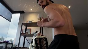 Cristian Cipriani bailando en la oficina lleno de aceite sin miedo a nada