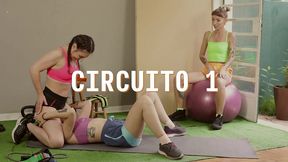 filme completo - emme white, bia romanxxx e nittie treinando entre chupadas na buceta e sentadas na cara - uma coroa e duas ninfetas lesbicas