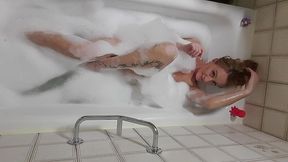 milf gets it on in the bathtub!