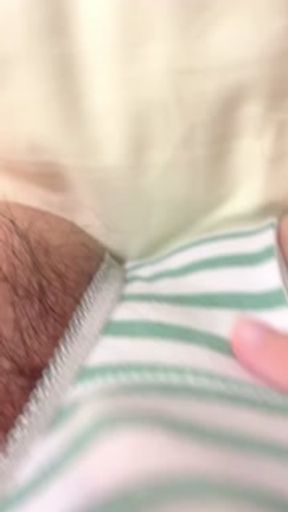 Волохата японська любителька задихається і кінчає від мастурбації пальцями♡