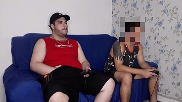 Apostando o Cu No Video Game (Parte 1) Tava em casa cheio de tesão e meu amigo aqui jogar, mas meu pau não abaixava e e resolvemos apostar que quem perdesse ia dar o cu