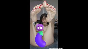 Cum with me, cum for my wrinkly soles while I fuck my tight pussy.