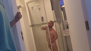 Peguei o meninão pra cuidar e ele me fudeu