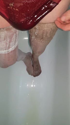 Pissing my panties and stockings in bath