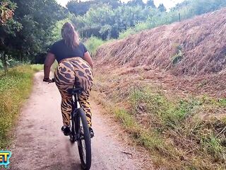 Culona en leggins apretados pasea por el bosque en bicicleta y termina mamando y follando al aire libre con su enorme culo