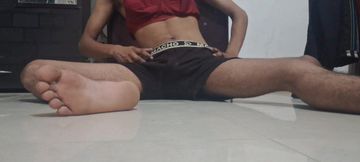 Ek gay ladka jo ek band kamre mai apni Bahan ki red bra pahan kar apne chest ko debatable hai or apni gand mai Belan dalta hai