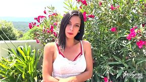 Mia, brune sexy, recherche une queue bien veineuse