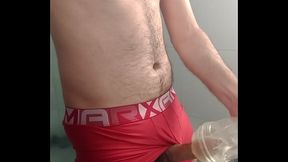 Meti rapidinho na bucetinha de brinquedo