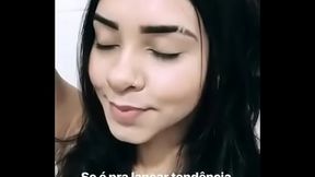 Novinha vaza peitinho no story
