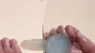 Video amatoriale di un ragazzo maturo che si masturba da solo: un tizio peloso si scopa il culo con un grosso dildo