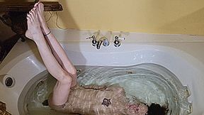 Nude Leg Stretching In The BathTub (4K - UHD 2160p MP4)