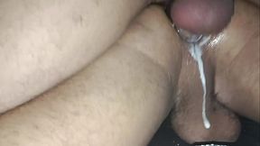 Putinho safadinho se deliciando com dois machos dotados na cama