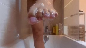 petit voyeur je sais que tu aimes me regarder quand je rentre dans ma douche