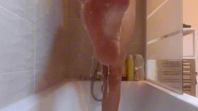 petit voyeur je sais que tu aimes me regarder quand je rentre dans ma douche