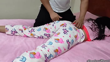 Enga&ntilde_o a Chica Inocente en el cuidado Para Hacerle Masajes