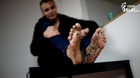 Sofie's feet are so dirty from walking barefoot