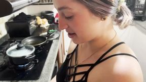 18 YEAR OLD GIRL FUCKS WHILE COOKING, SWALLOWS MILK AS PART OF THE RECIPE