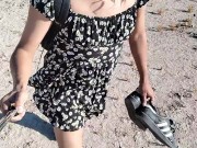 linda ladyboy en publico con minifalda y sandalias muy caliente