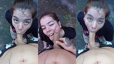 Mamando no quintal público